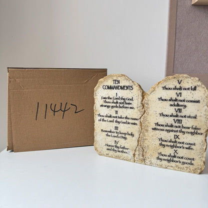 Tablette des Dix Commandements données à Moïse au mont Sinaï.