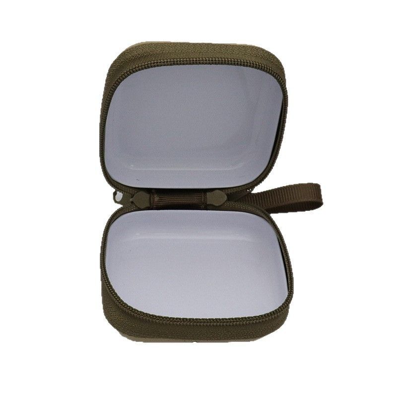 Croix et etui spirituel.