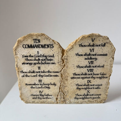 Tablette des Dix Commandements données à Moïse au mont Sinaï.