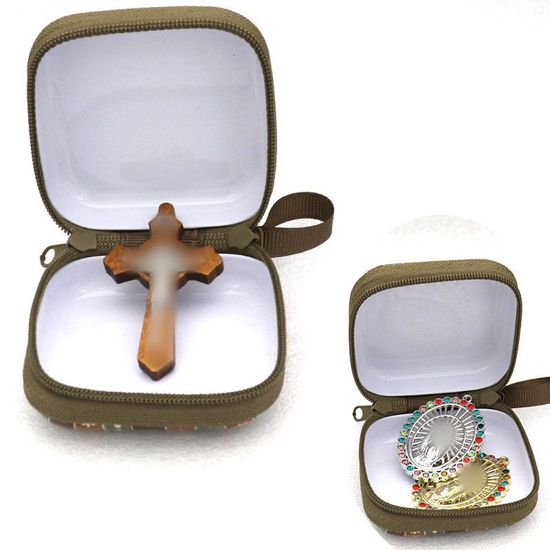 Croix et etui spirituel.